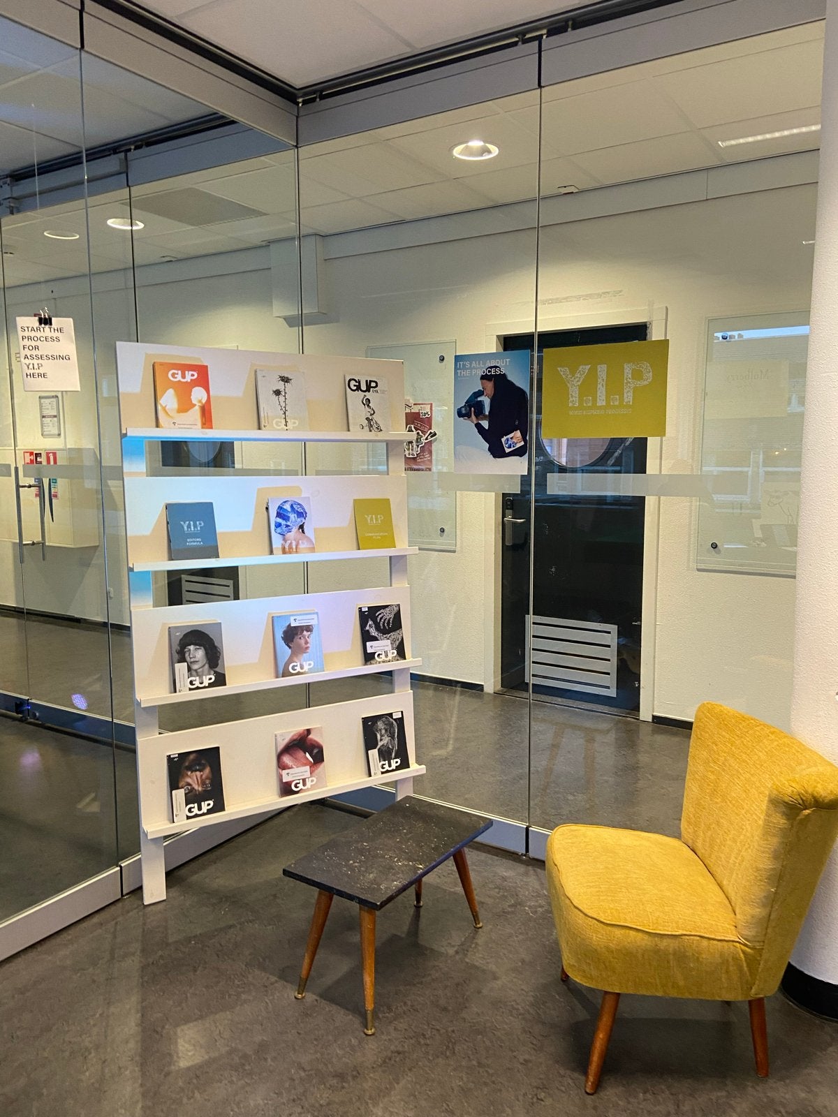 Modern wit boekenrek / magazinehouder