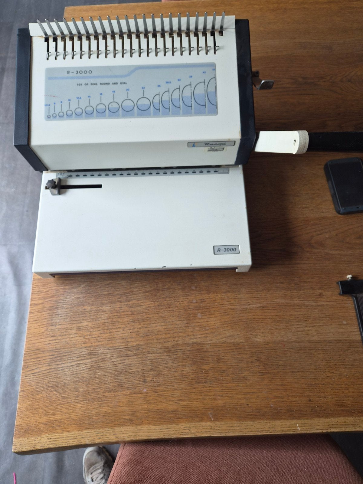 Inbindmachine met bindingen en papiersnijmachine, Ophalen, Zo goed als nieuw