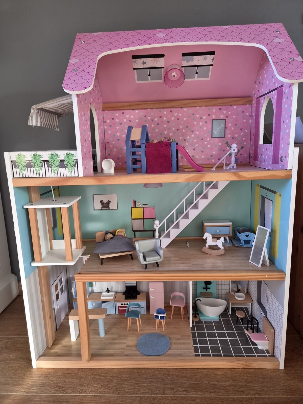 Groot en compleet poppenhuis met meubels en poppen, Ophalen, Zo goed als nieuw, Poppenhuis