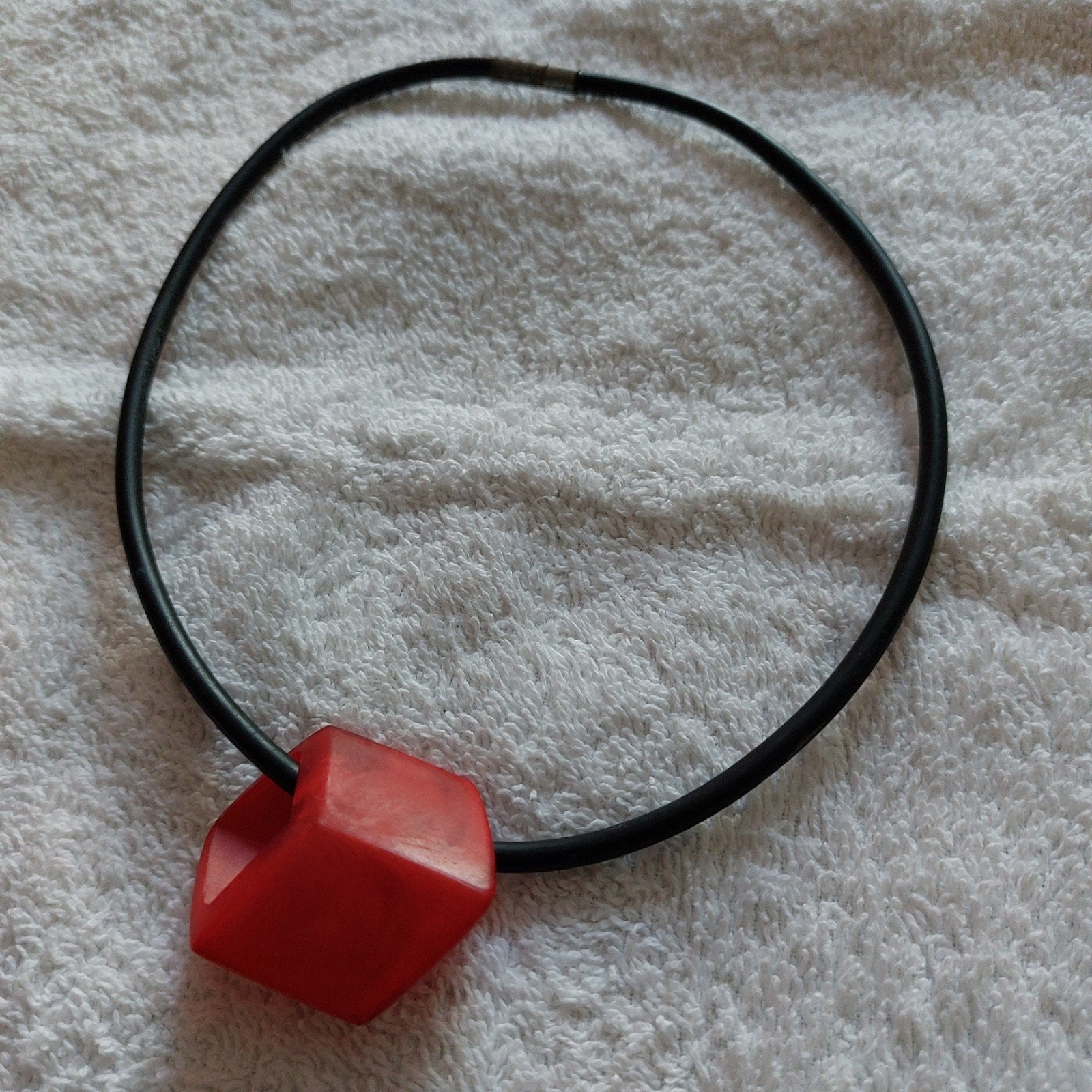 Rubberen ketting met kubus., Sieraden, Tassen en Uiterlijk, Verzenden, Zwart, Zo goed als nieuw, Overige materialen