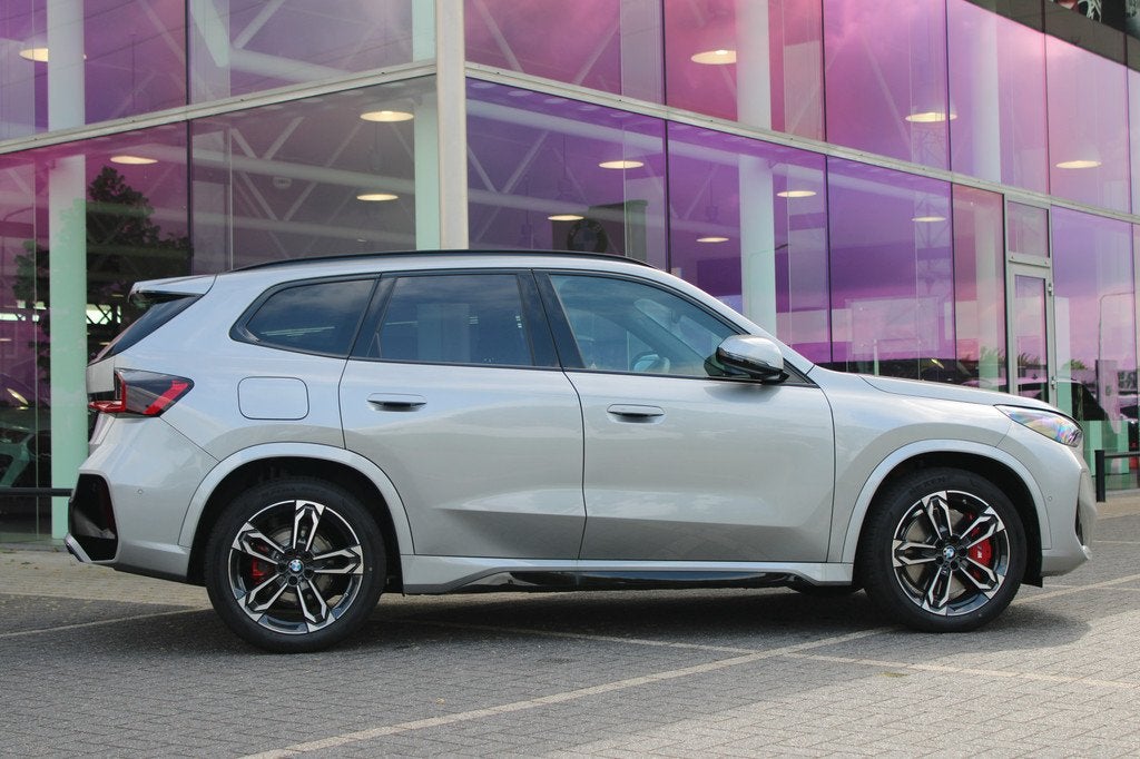 BMW iX1 eDrive20 M Sport / Trekhaak / Sportstoelen / Achteru, Auto's, BMW, Origineel Nederlands, 420 min, 204 pk, Zilver of Grijs