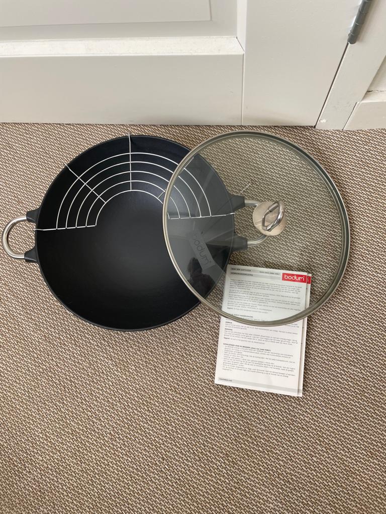 Bodum gietijzeren wokpan met deksel NIEUW, Huis en Inrichting, Ophalen, Gietijzer, Nieuw, Keramische plaat