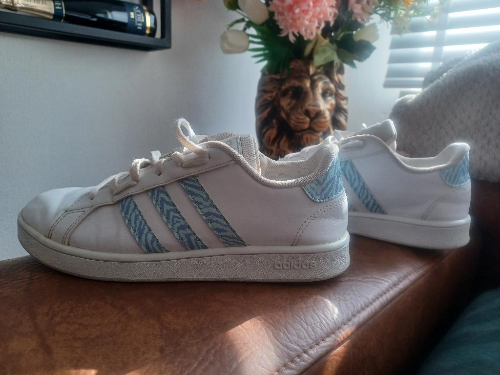 Adidas mooi wit lichtblauw, Wit, Sneakers of Gympen, Gedragen, Ladies Fashion