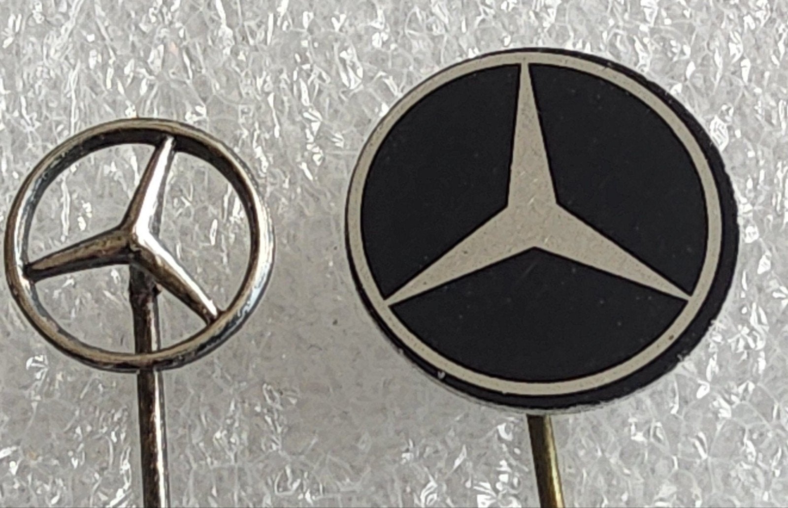 2 Mercedes-Benz Speldjes, Ophalen of Verzenden, Gebruikt, Merk, Speldje of Pin