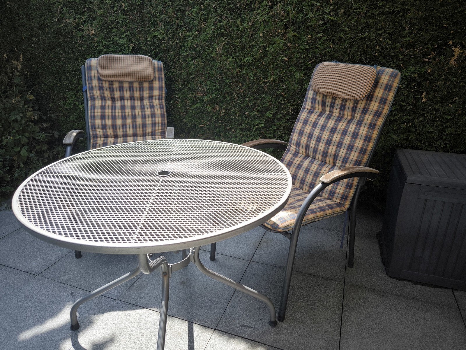 Aluminium tuintafel met 2 stoelen en kussens, Ø 90 cm, Gebruikt, Aluminium, Tuinset, Eettafel