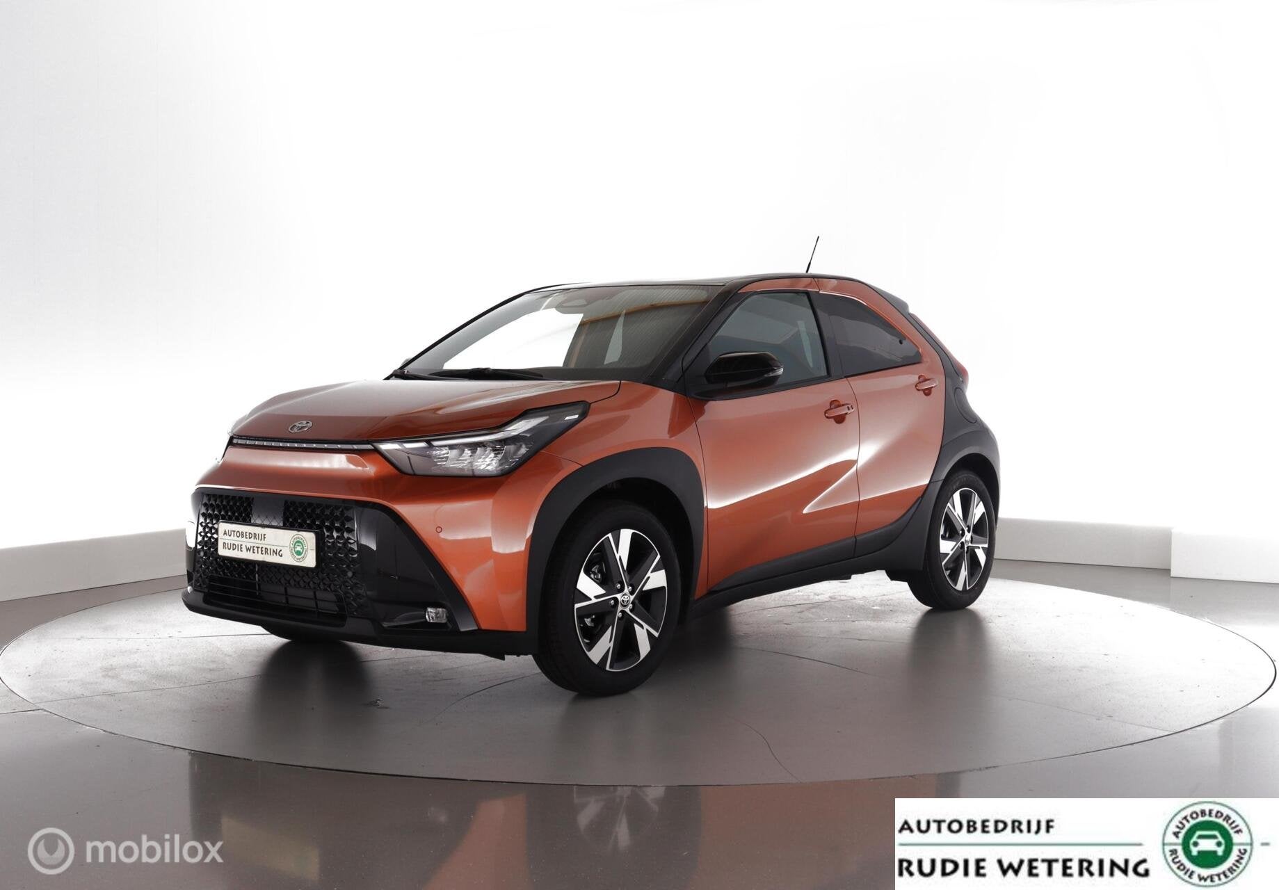 Toyota Aygo X Hybrid 115 Pulse Easy Pack|dab|cam|carplay|lmv, Auto's, Toyota, Stof, Gebruikt, Zwart, 4 stoelen