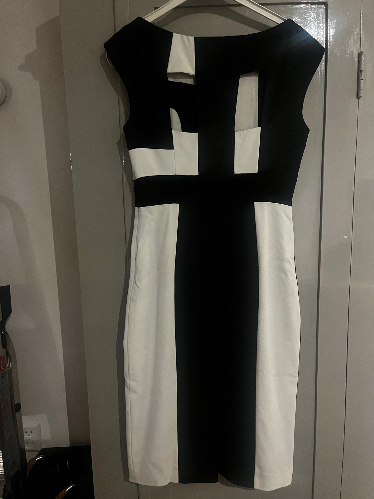 Karen Millen jurk met open rug - Zwart/Wit, Zwart, Ophalen of Verzenden, Knielengte, Maat 36 (S)