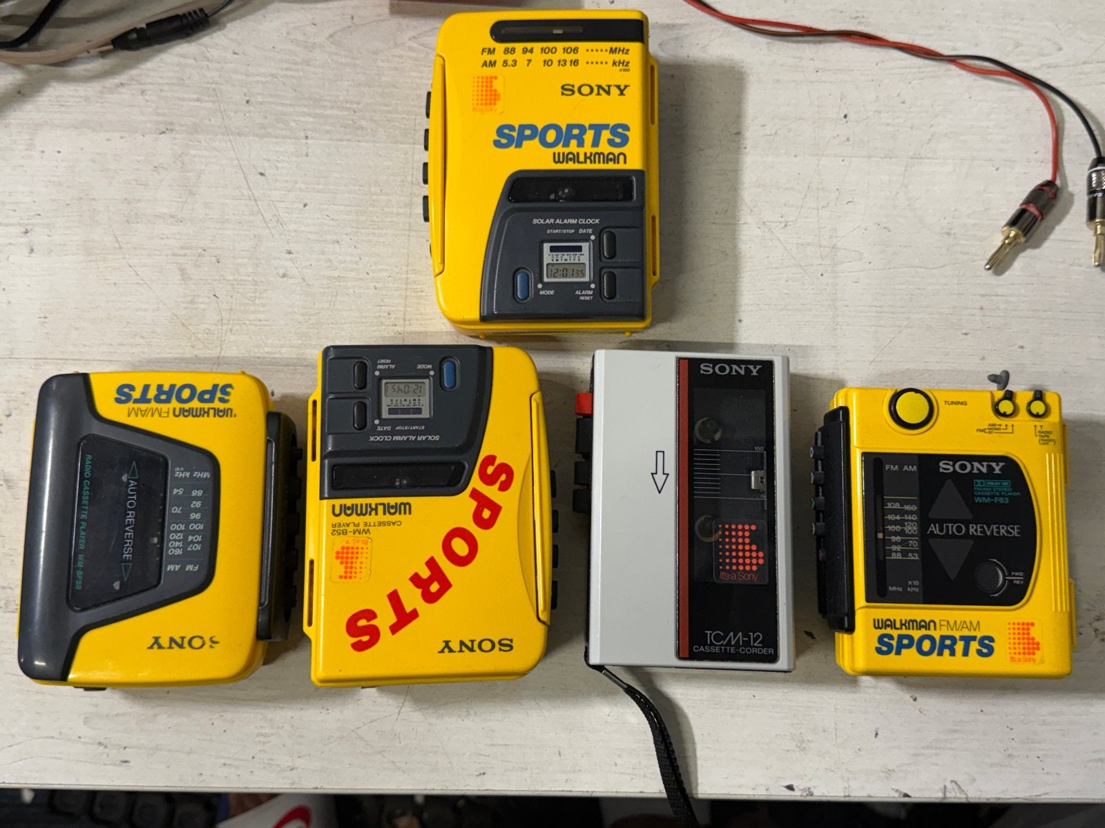 5 Sony Walkmans (3 werkend, 2 voor onderdelen/reparatie)
