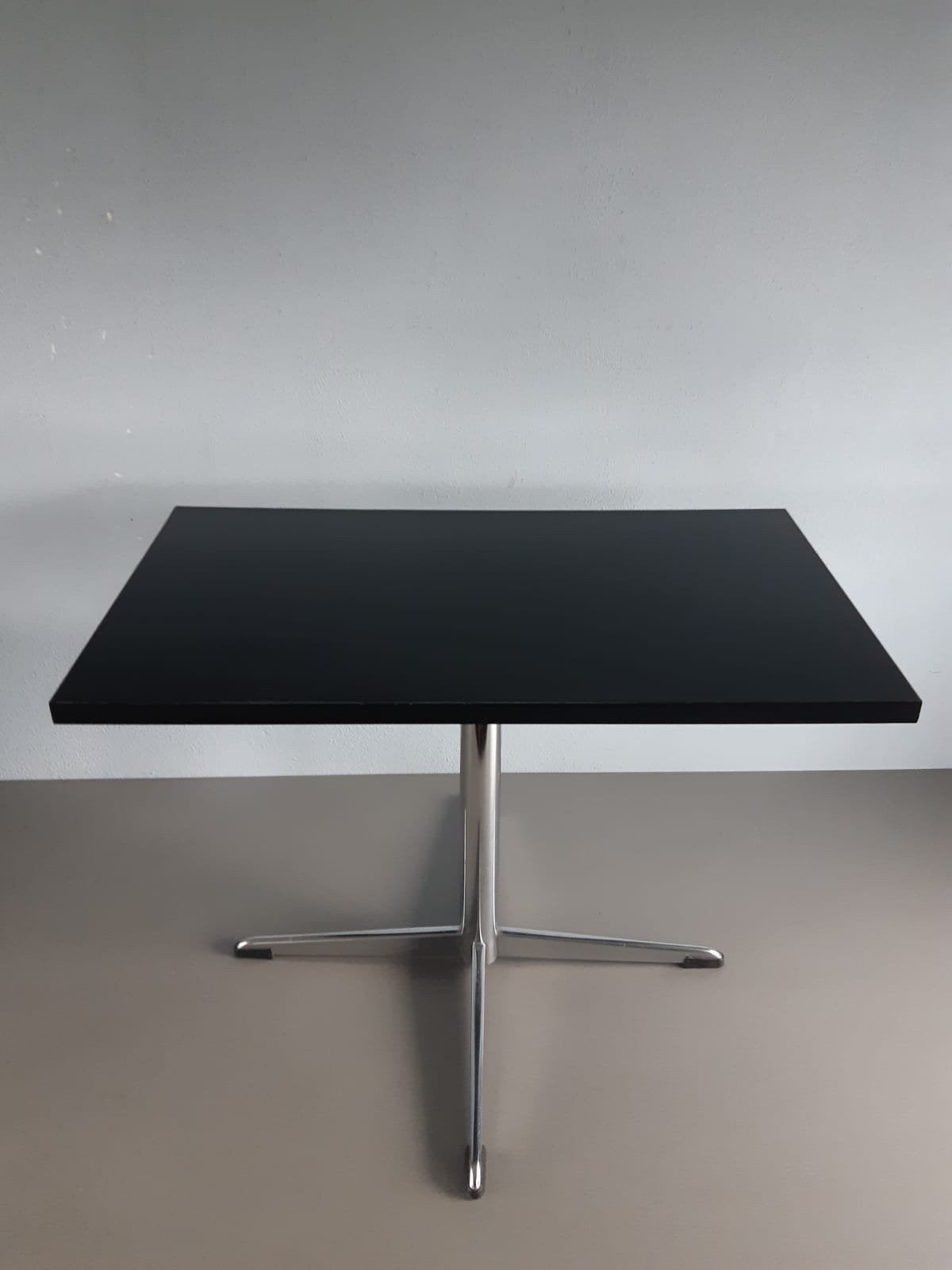 Retro vintage (TV) tafel met chroomkleurig onderstel, Ophalen, Gebruikt, Vierkant, Tot twee personen