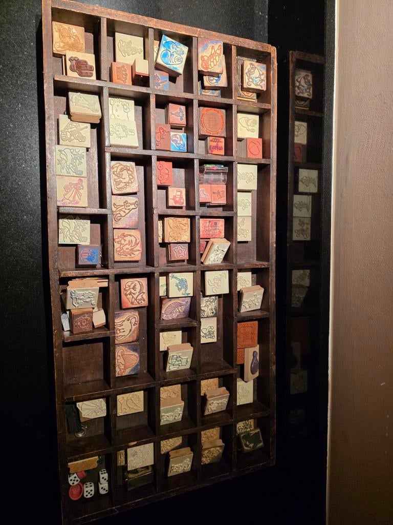 Vintage Houten Stempelcollectie in lettersbak, Hobby en Vrije tijd, Stempelen, Ophalen of Verzenden, Gebruikt, Houten stempel