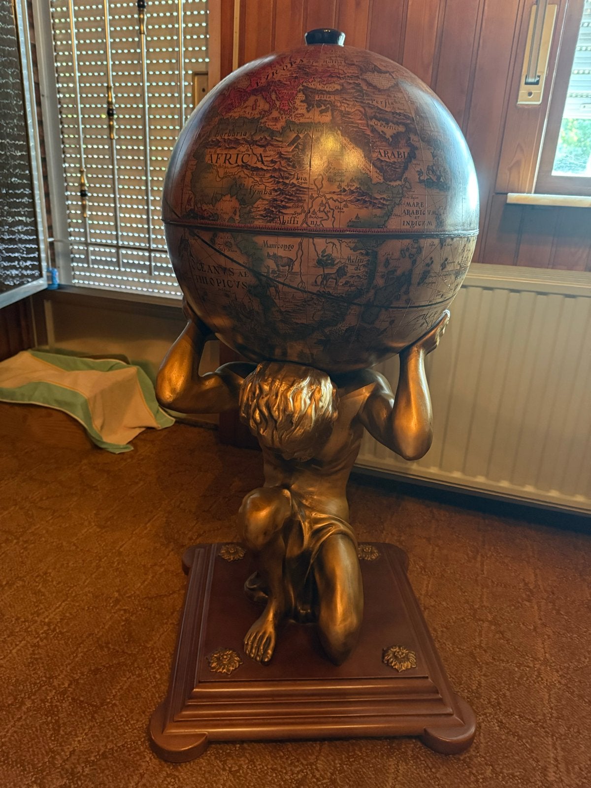 Antieke wereldbol bar op Atlas beeld Globebar !, Huis en Inrichting, Barren, Ophalen, Gebruikt