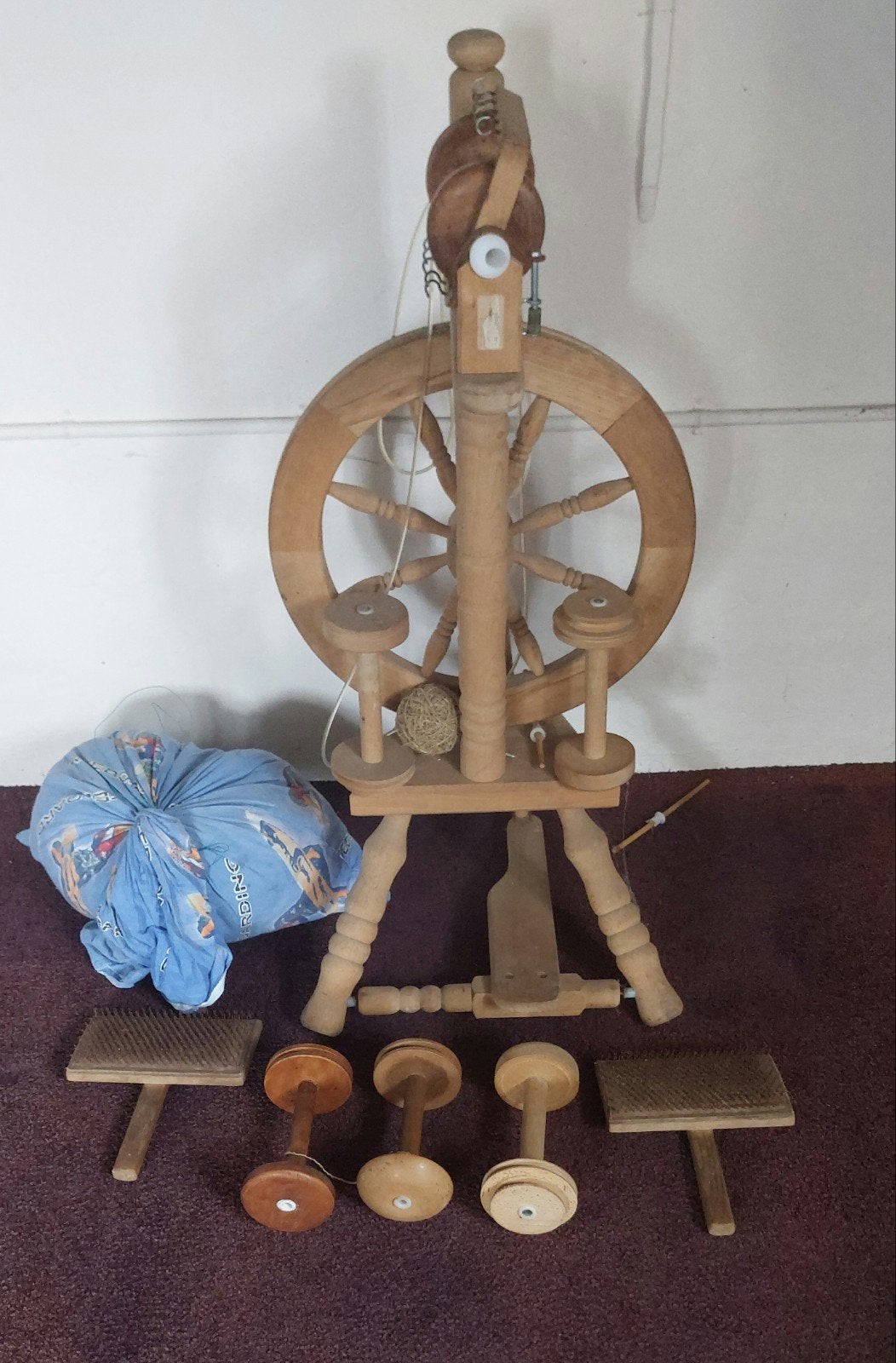 Houten spinnewiel met accessoires en wol, Hobby en Vrije tijd, Spinnewielen en Spinnen, Ophalen, Gebruikt, Spinnewiel