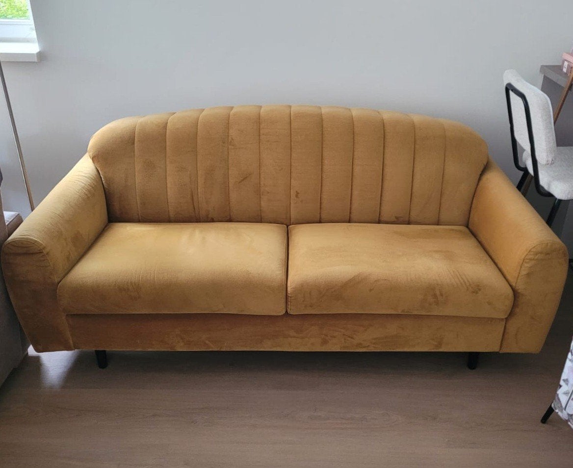 Comfortabele 2-zitsbank in okergeel velours, Huis en Inrichting, Banken | Bankstellen, Ophalen, Modern, Retro, Gebruikt, 150 tot 200 cm
