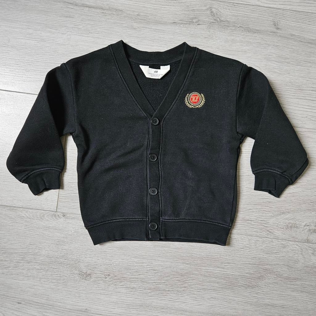 Zwart H&M Vestje met Knoopsluiting en Embleem maat 98, Kinderen en Baby's, Kinderkleding | Maat 98, Ophalen of Verzenden, Trui of Vest