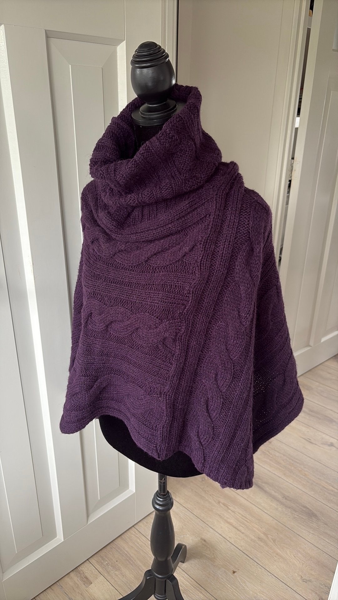 Rode kool diep paars poncho cape kabel wolmix izgst, Ophalen of Verzenden, Zo goed als nieuw, Maat 46/48 (XL) of groter, Paars
