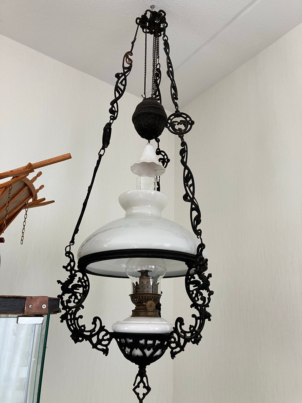 Antieke olielamp met sierlijke smeedijzeren ophanging, Ophalen