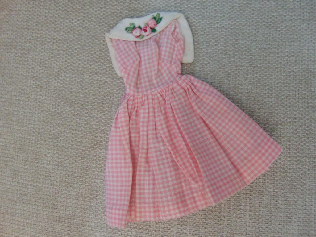 Verschillende soorten Barbie kleding jaren 60 -70- 80 -90, Ophalen of Verzenden, Gebruikt, Kleertjes