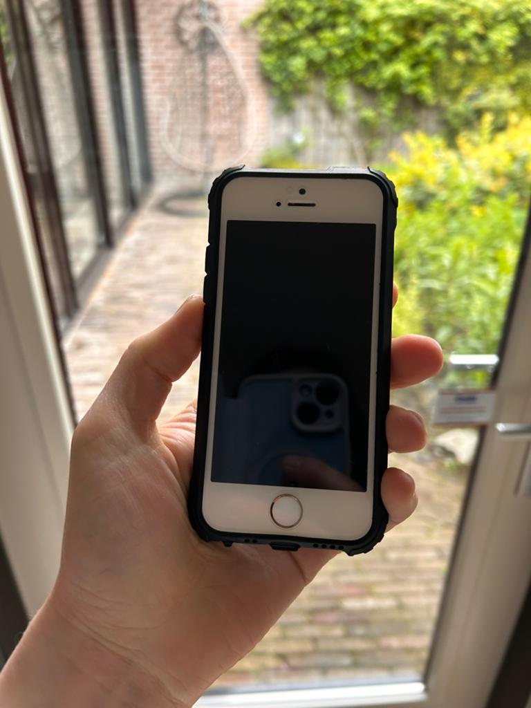 iPhone SE / 5S - Compact model met hoesje, Gebruikt, Wit, IPhone SE (2016), Ophalen of Verzenden