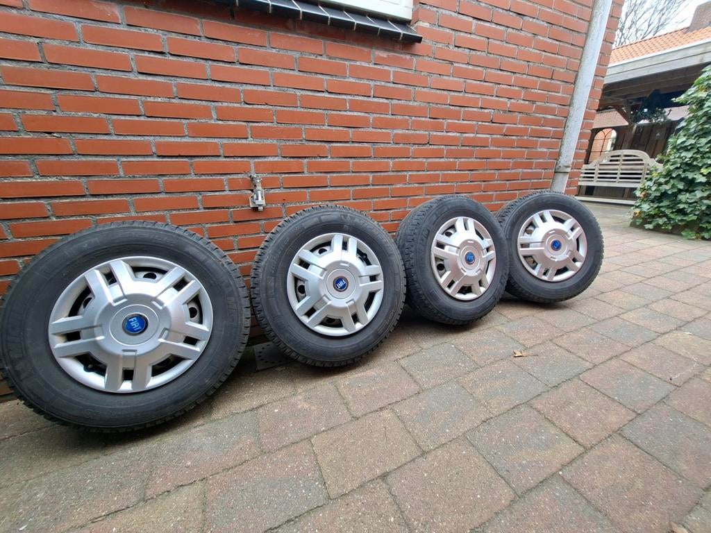 4x Velgen met banden en wieldoppen Fiat Ducato 15 inch, Auto-onderdelen, Banden en Velgen, Ophalen, 15 inch, Banden en Velgen