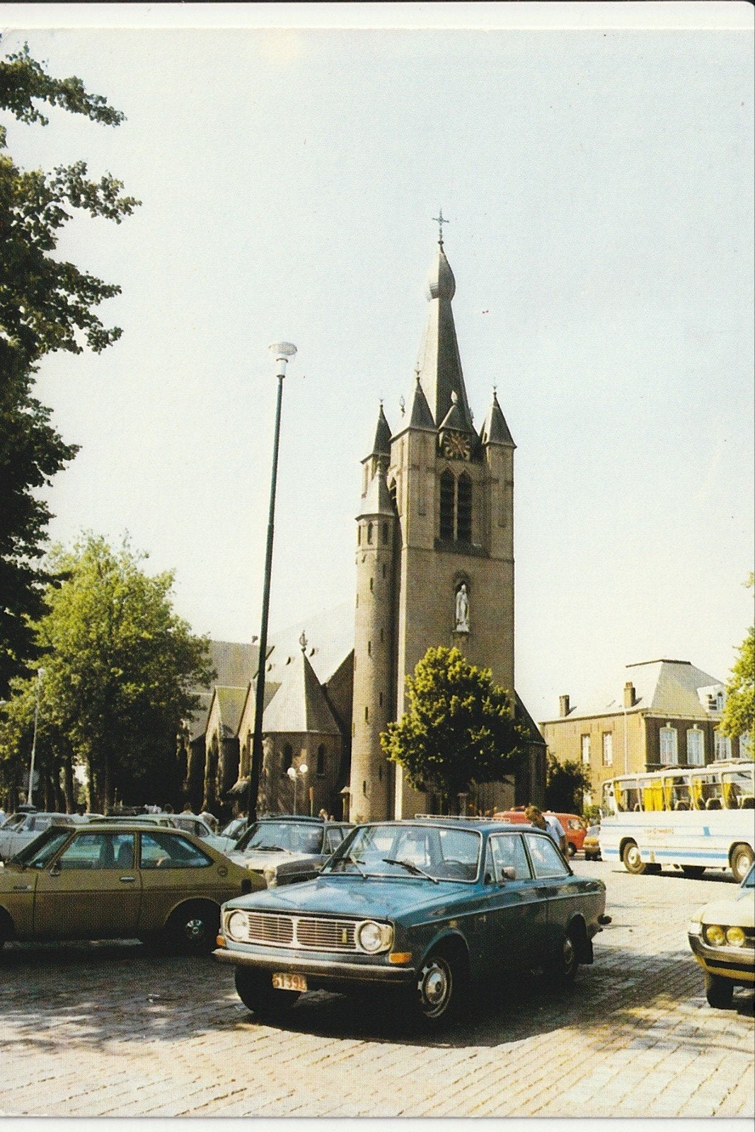 VALKENSWAARD SINT NICOLAAS KERK BELGISCHE VOLVO o.a. REUSBUS, Verzamelen, Ansichtkaarten | Nederland, Ophalen of Verzenden, 1980 tot heden