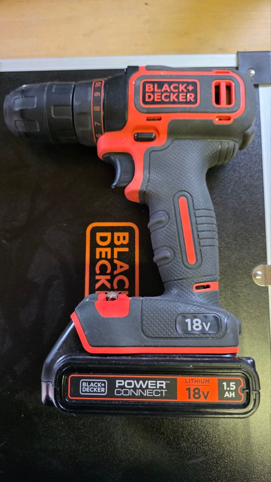 Black+Decker Accuboormachine 18V met 2 accu's en lader, Ophalen, Variabele snelheid, Minder dan 400 watt, Zo goed als nieuw