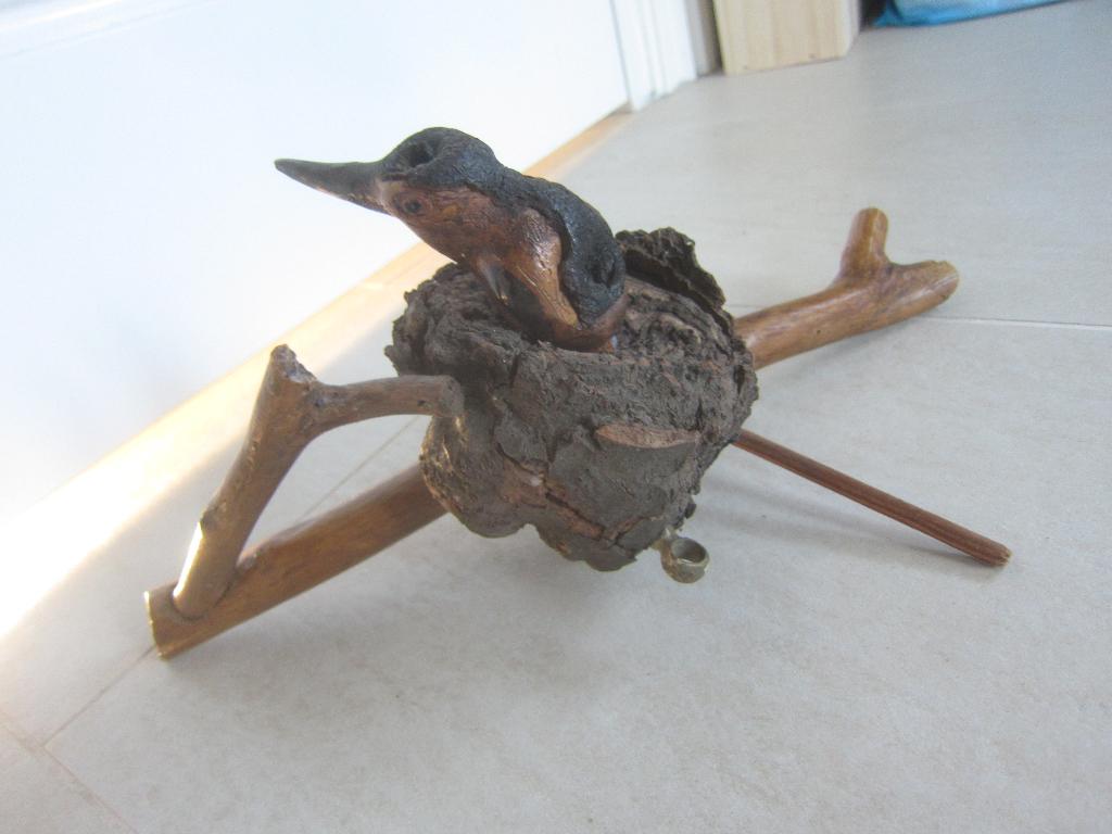 beeld van uitgesneden houtstronk IJsvogel wanddecoratie, Houtsnijwerk, Handgemaakt, Ophalen of Verzenden, 20 - 50 cm