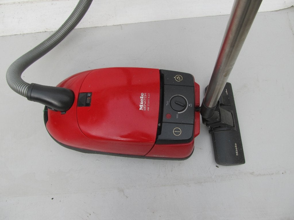 Zeer krachtige 1500 watt Miele stofzuiger rood, Witgoed en Apparatuur, Gebruikt, Miele, Sledestofzuiger, Stille werking