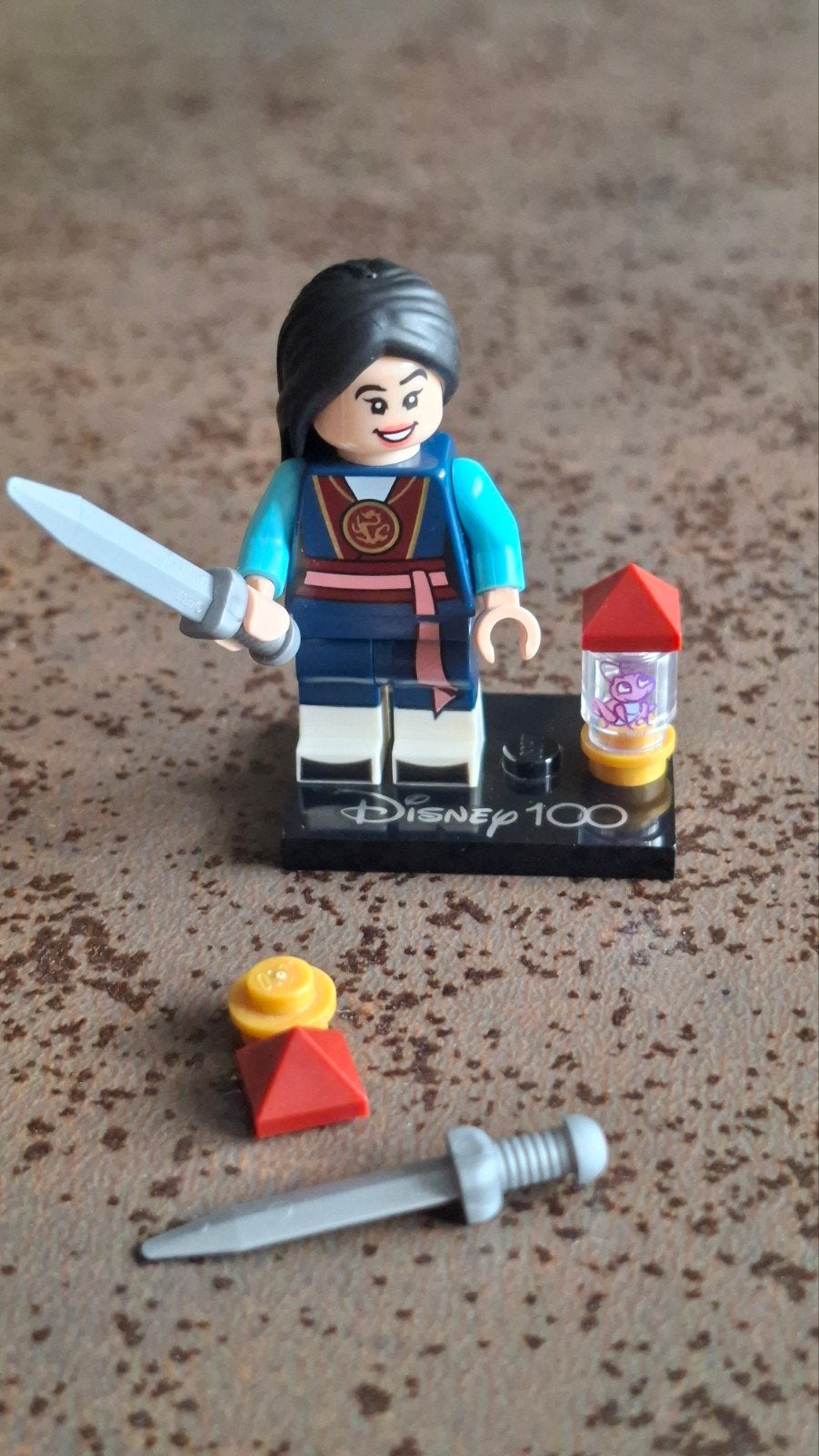 LEGO Disney 100 Mulan Minifiguur met Zwaard en Accessoires, Verzamelen, Ophalen of Verzenden, Overige figuren, Zo goed als nieuw