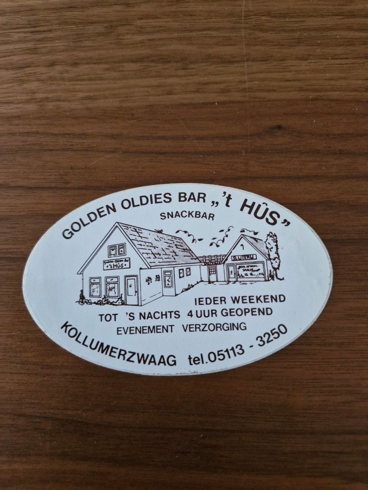 10641 Vintage sticker 't Hüs Kollumerzwaag Golden Oldies Bar, Ophalen of Verzenden, Gebruikt, Bedrijf of Vereniging