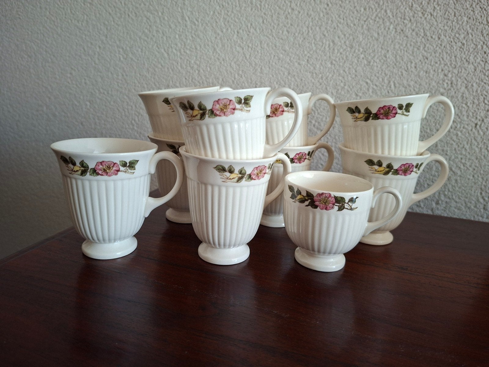 Wedgwood Barlaston Etruria serviesdelen, Wild Strawberry, Ophalen of Verzenden, Zo goed als nieuw, Porselein