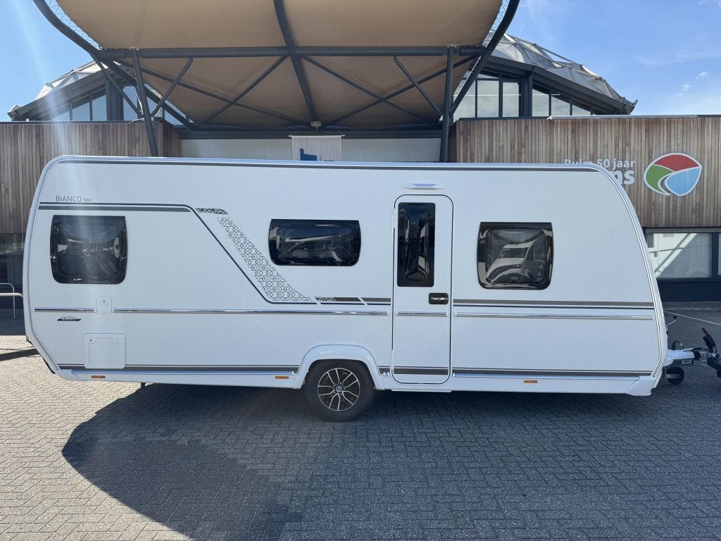 Fendt Bianco Activ 560 SKM 2027 STAPELBED!!!, Caravans en Kamperen, Bedrijf, Treinzit, 1250 - 1500 kg, Tot en met 5
