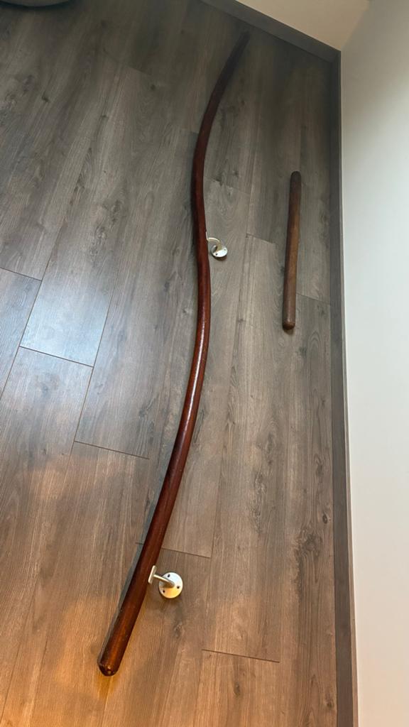 Gebogen sierlijke houten trapleuning set met beugels, Doe-het-zelf en Verbouw, Plinten en Afwerking, Gebruikt, Overige typen, Overige materialen