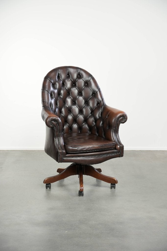Oude bruine rundleren chesterfield bureaustoel op wieltjes, Huis en Inrichting, Bureaustoelen, Ophalen, Gebruikt, Bruin, .