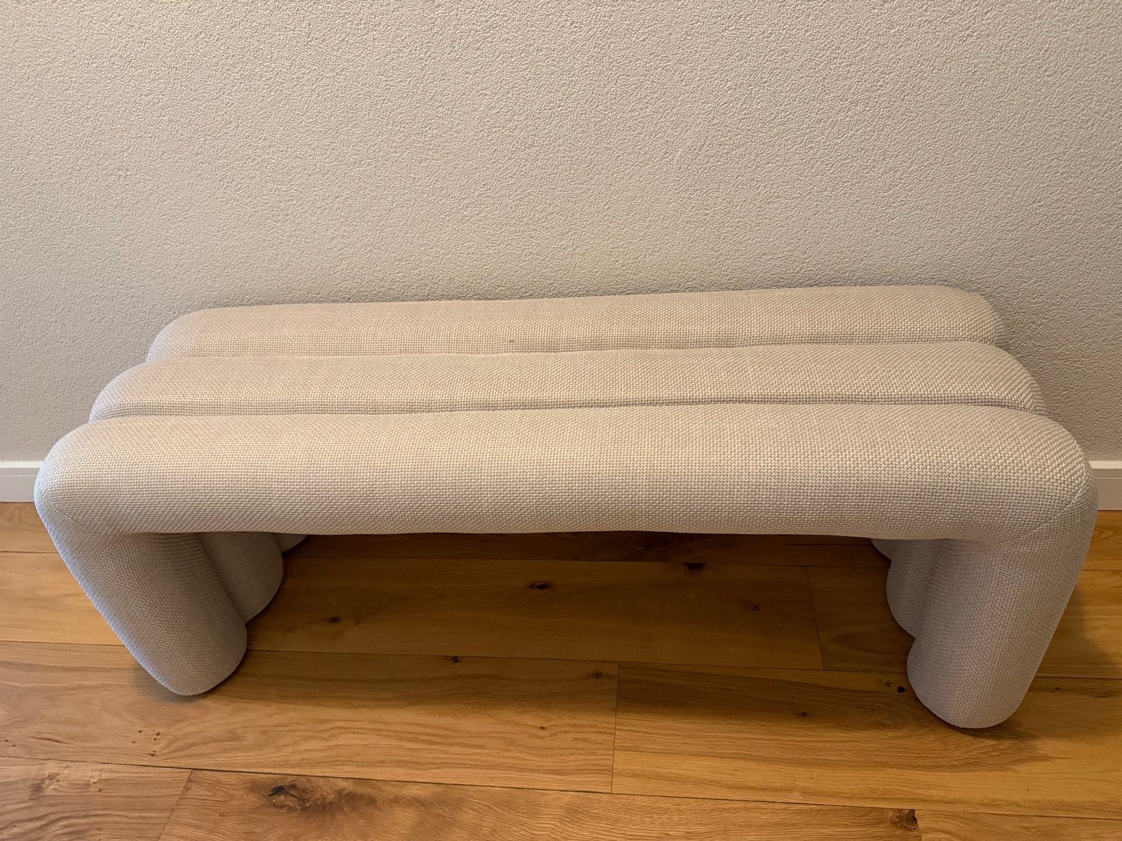 Nieuw! Moderne gestoffeerde bank/poef - Beige, Ophalen, 125 cm of meer, Nieuw, 100 tot 125 cm