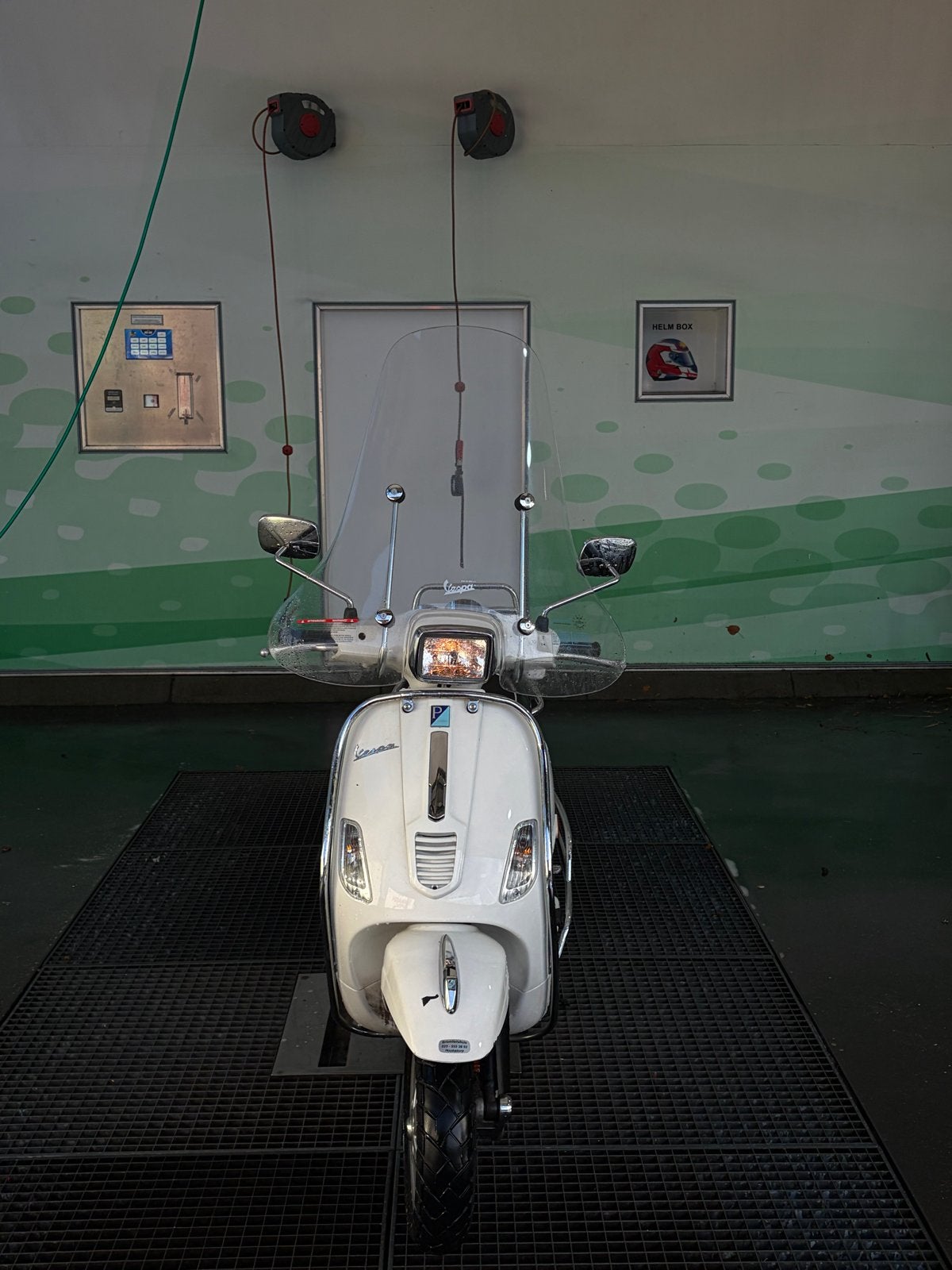 Vespa s50 wit - Goed onderhouden, inclusief windscherm, Fietsen en Brommers, Ophalen, Tweetakt, Gebruikt, Vespa S