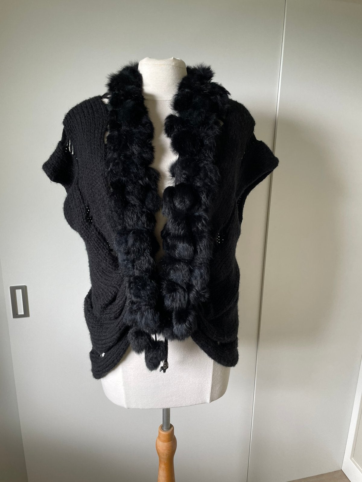 Vest met bont geschikt voor M/L zie omschrijving, Ophalen of Verzenden, Zo goed als nieuw, Zwart