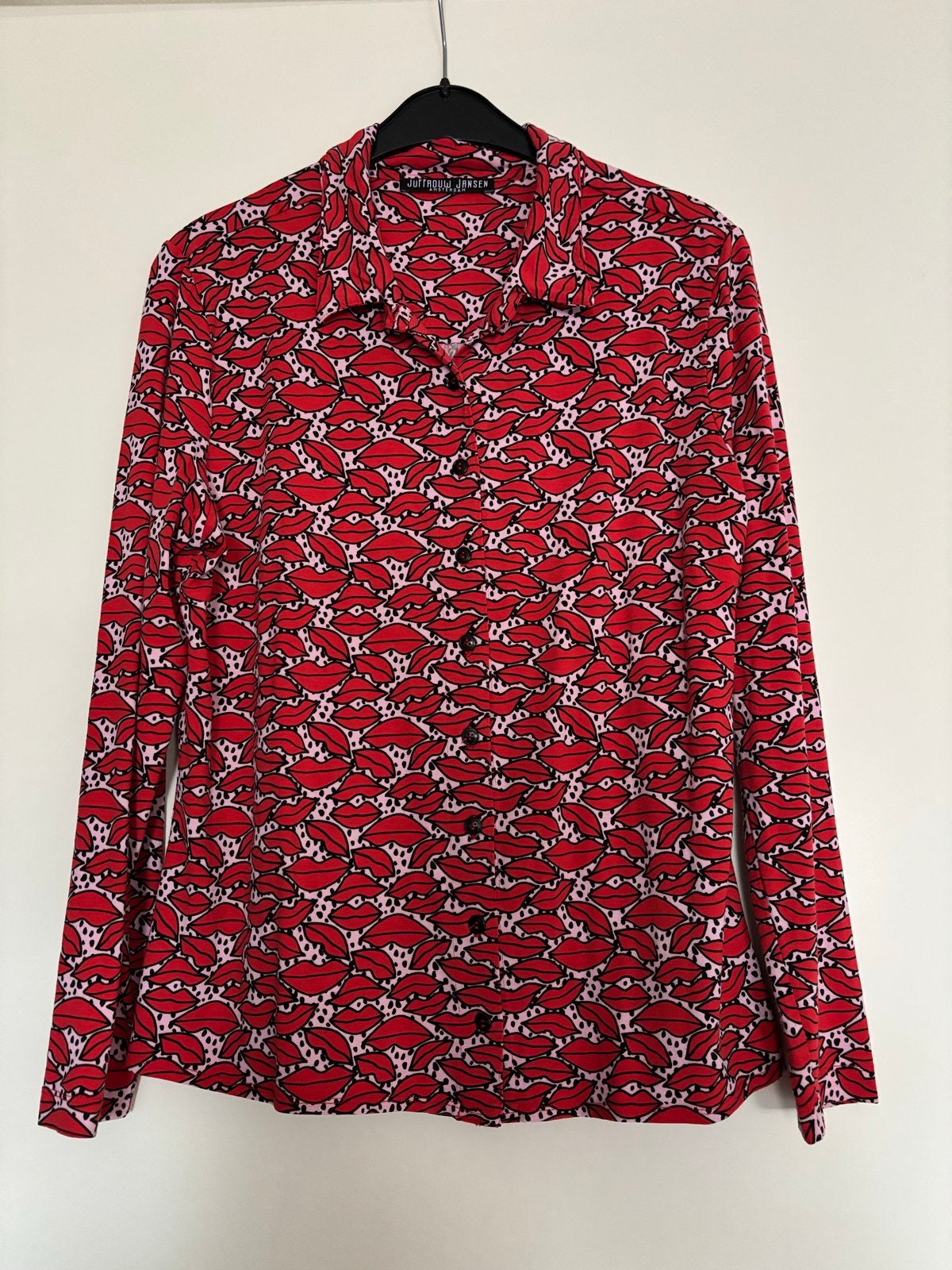 Juffrouw Jansen - Blouse met Lippenprint - Maat L, Kleding | Dames, Ophalen of Verzenden, Zo goed als nieuw, Maat 42/44 (L), Rood