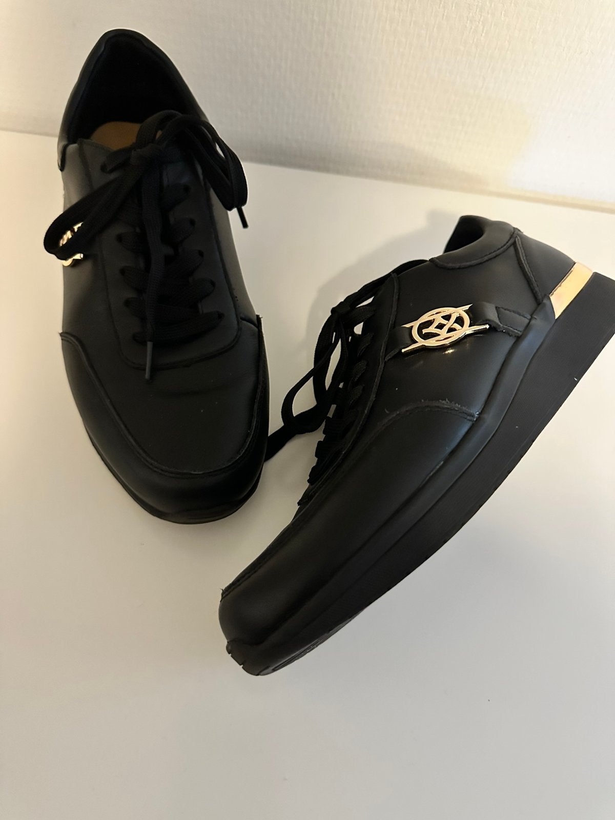 Kazar sneakers maat 40 zwart leer met goudkleurig details, Kleding | Dames, Ophalen of Verzenden, Zo goed als nieuw, Zwart, Sneakers of Gympen