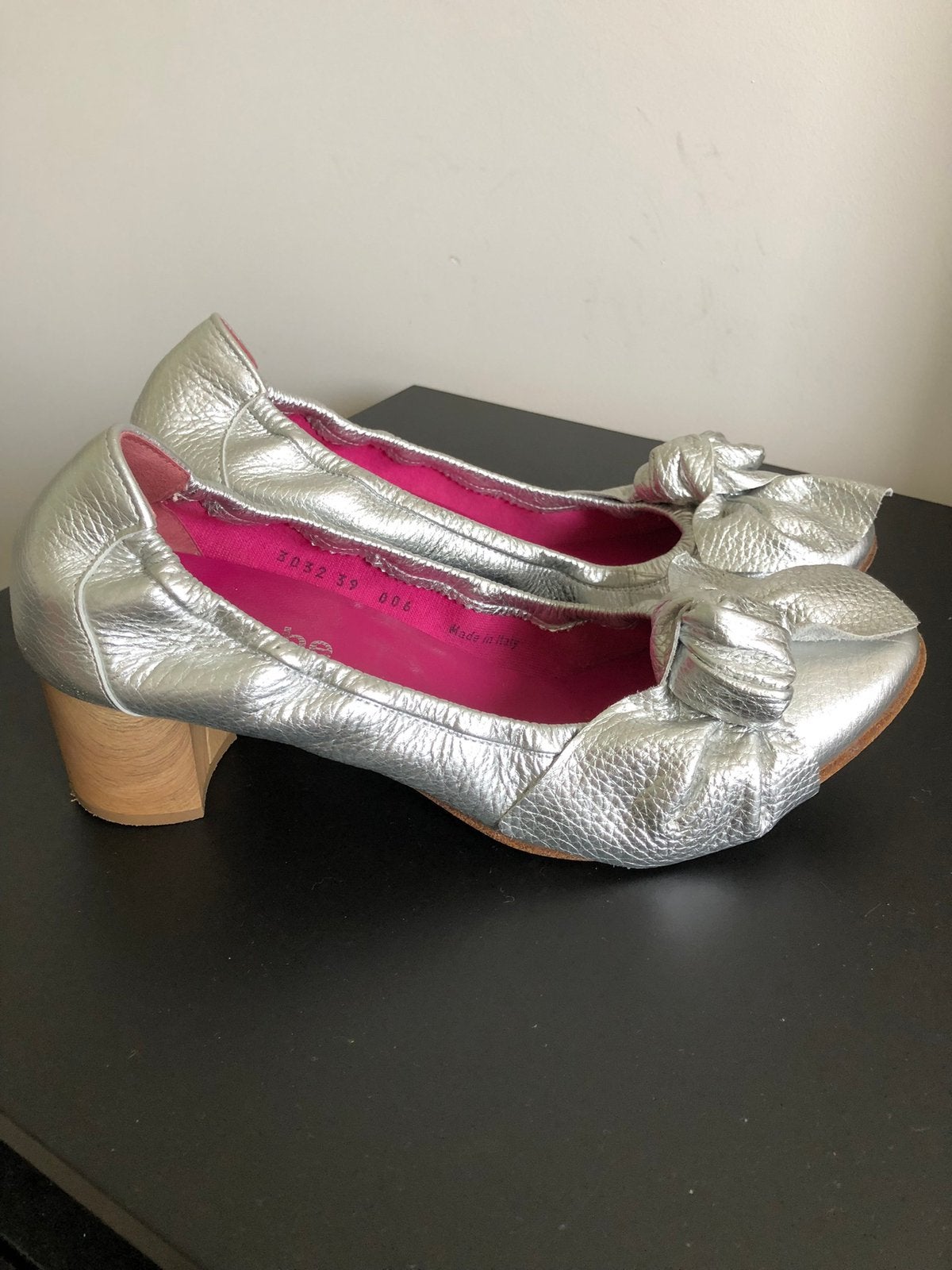 Le Babe prachtige zilveren pumps met houten hak mt 39, Ophalen of Verzenden, Zo goed als nieuw, Overige kleuren