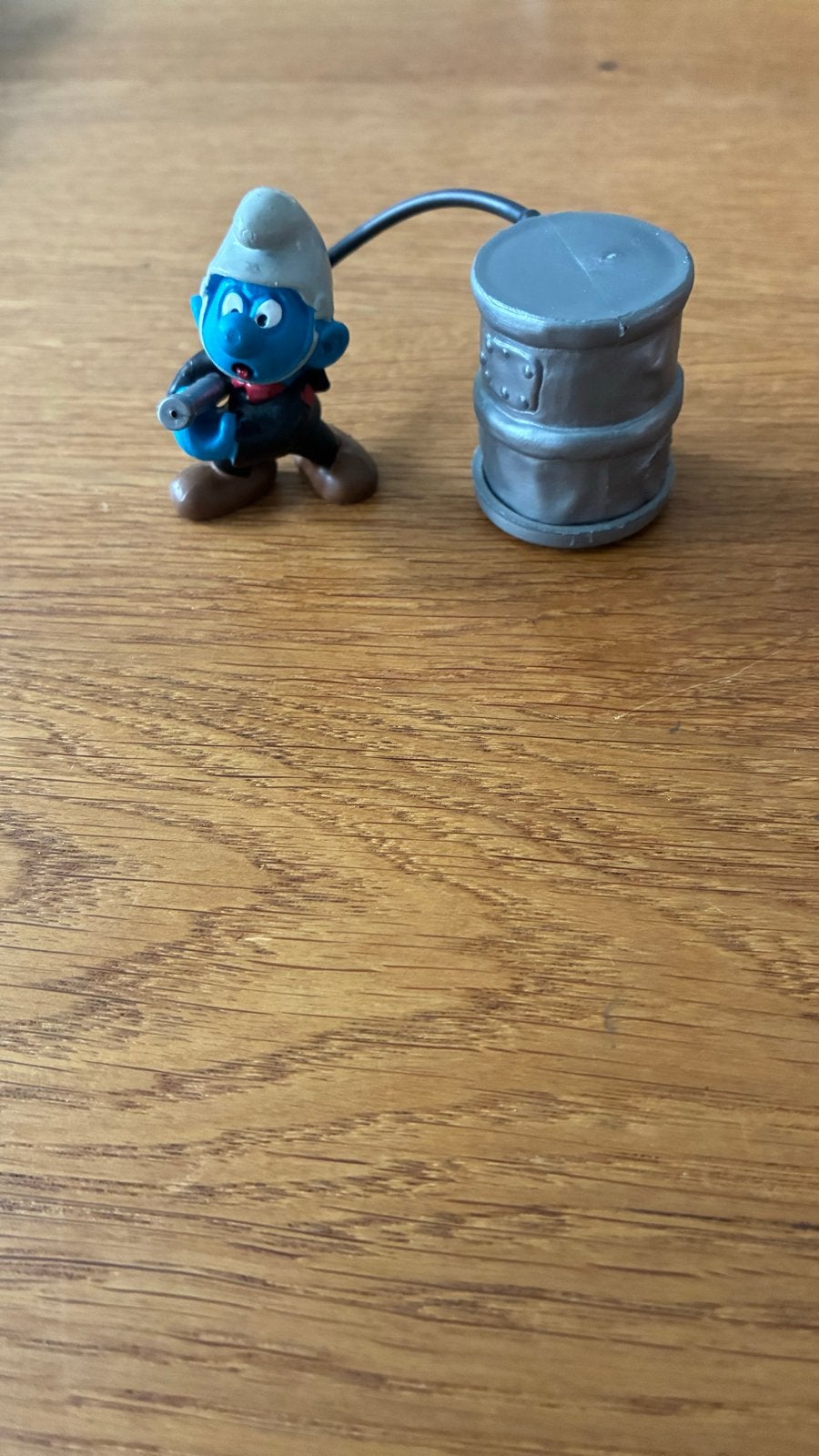 Smurf met olievat -, Ophalen of Verzenden, Gebruikt, Overige Smurfen, Poppetje, Figuurtje of Knuffel