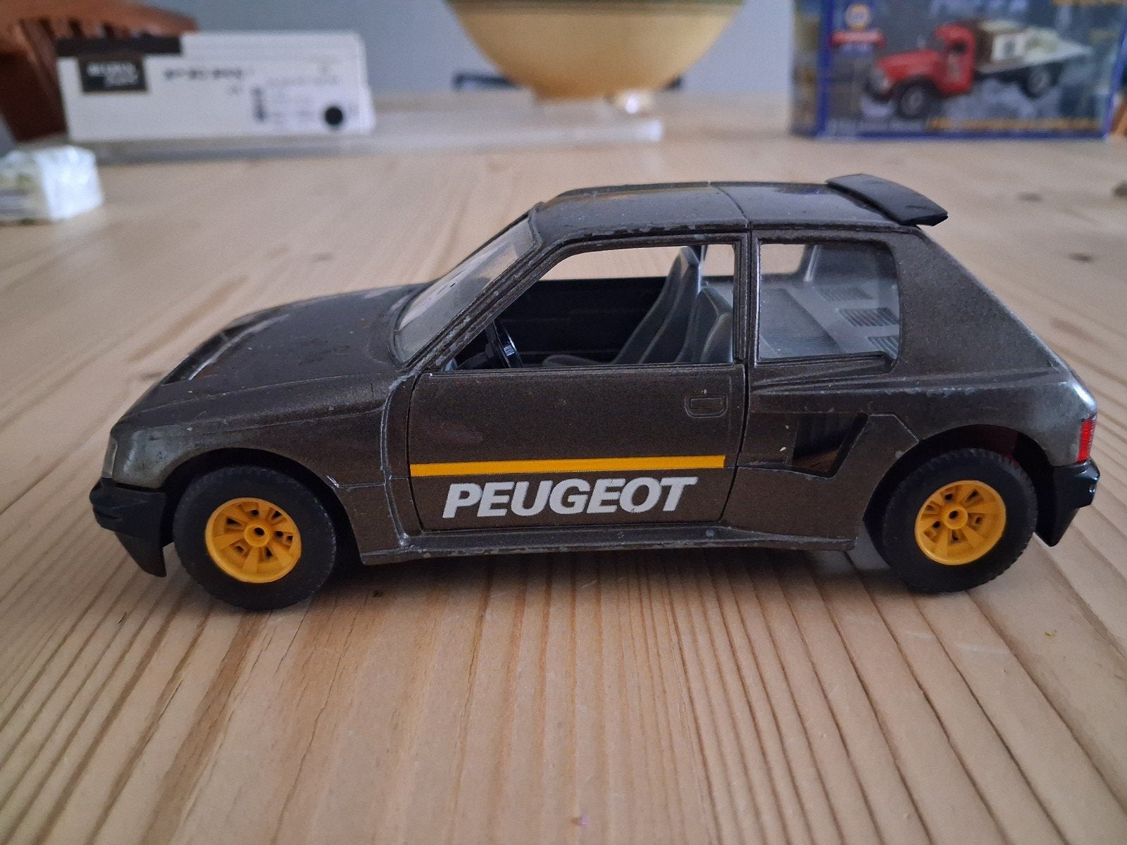 Bburago Peugeot 205 Turbo, Ophalen of Verzenden, Bburago