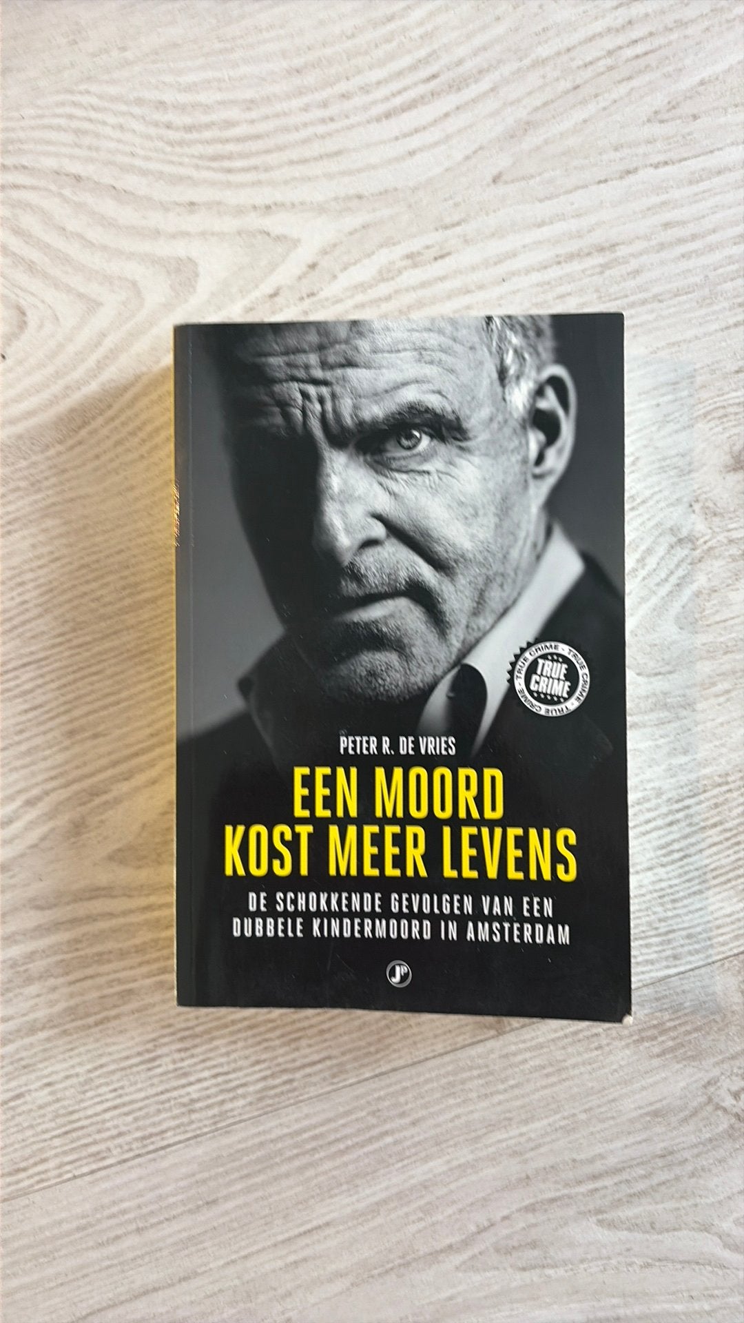 Boek: Een  moord kost meer levens, Ophalen of Verzenden, Zo goed als nieuw, Overige