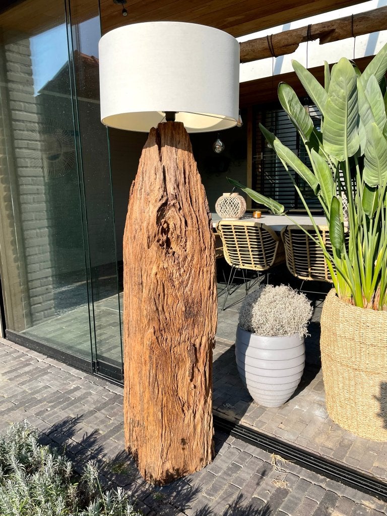 Unieke robuuste vloerlampen van oude meerpalen . balken, Huis en Inrichting, Ophalen, Nieuw, Hout, 150 tot 200 cm