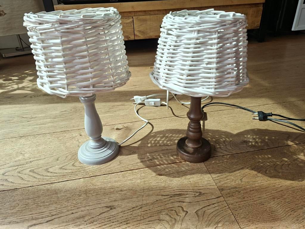 Twee tafellampen met rieten kap, Ophalen