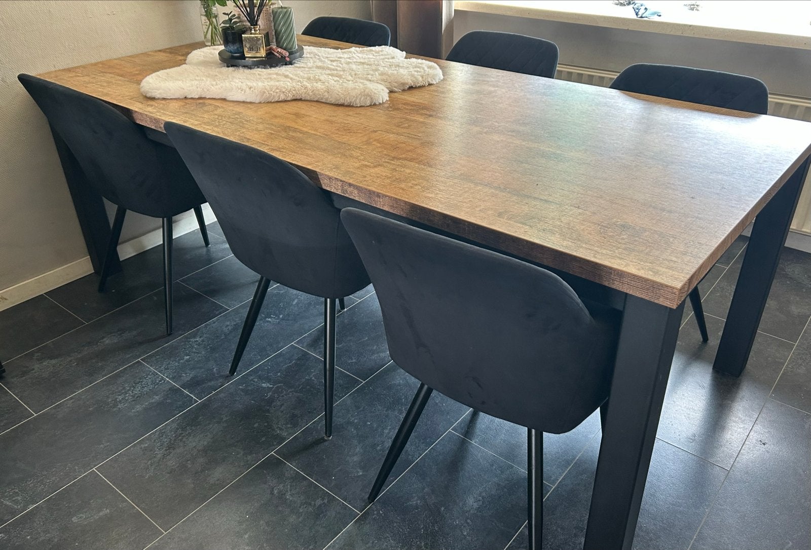Moderne eettafel met houten blad en zwarte poten, Huis en Inrichting, Tafels | Eettafels, Ophalen, Gebruikt, 100 tot 150 cm, 200 cm of meer