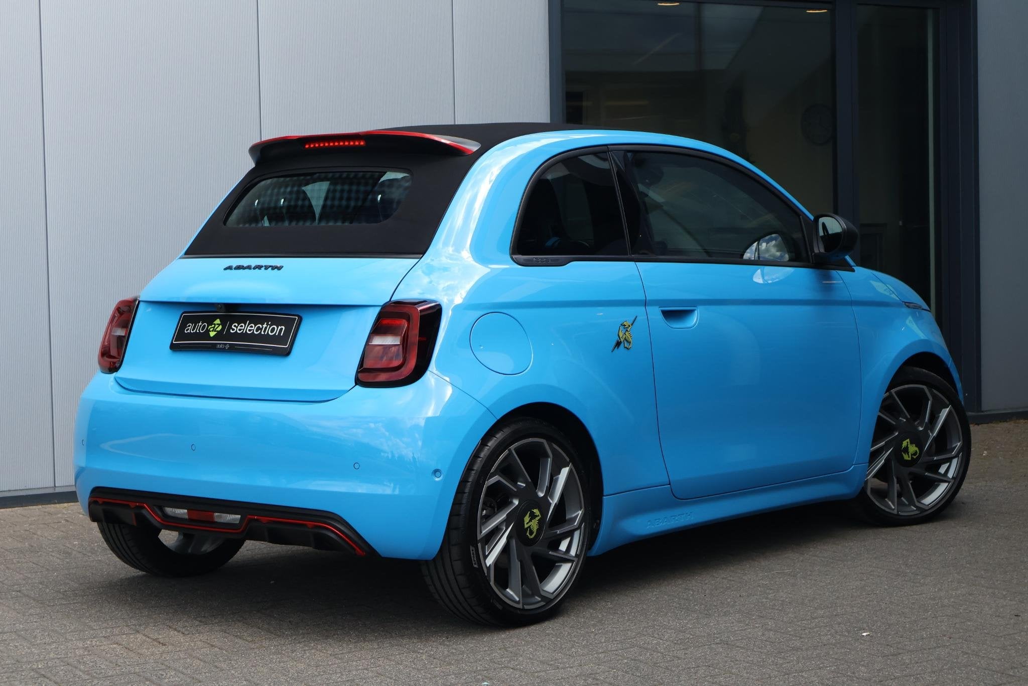 Fiat 500C Abarth Turismo 42 kWh / Carplay / Camera / Dodehoe, Auto's, Fiat, Stof, Zwart, Cabriolet, 155 pk