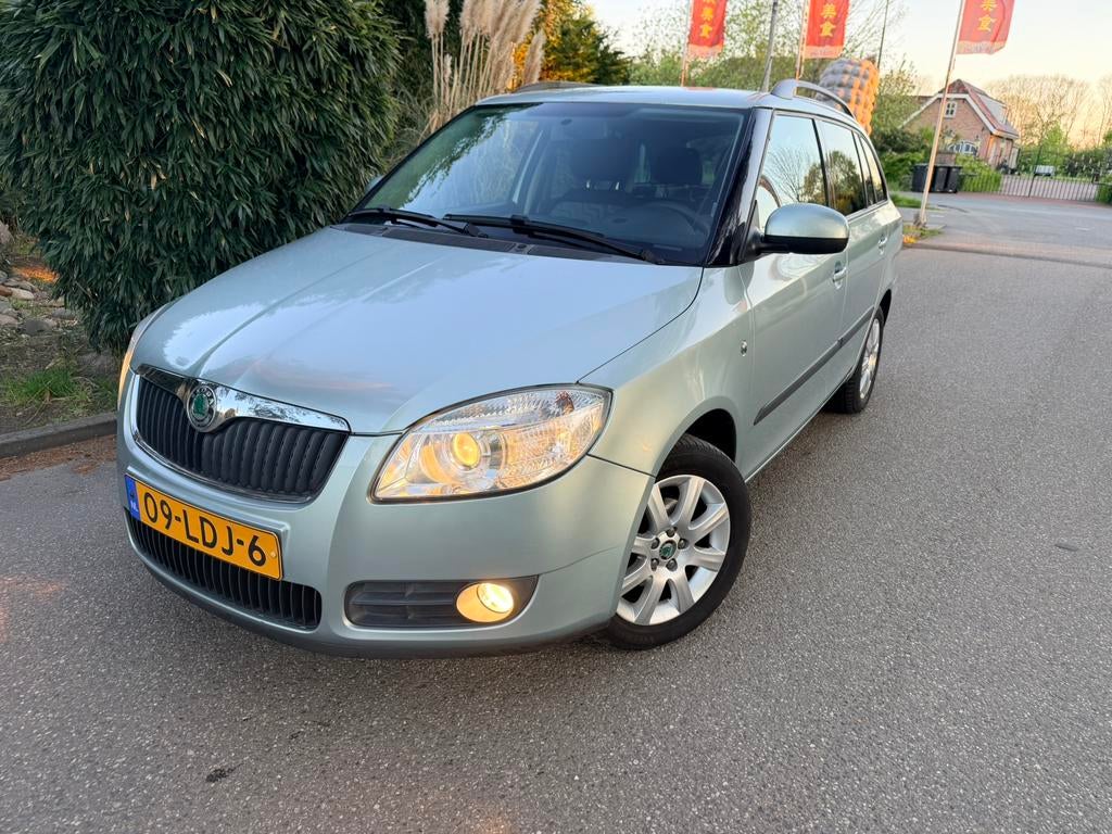 Skoda Fabia 1.4 16V 63KW Combi Chima PDC TREKHAAK N.A.P, Auto's, Skoda, Voorwielaandrijving, 40 €/maand, Zwart, 4 cilinders