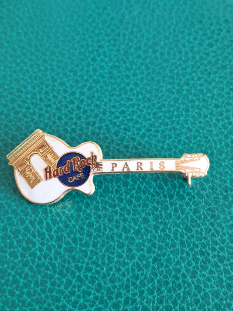 Hard Rock Cafe : PARIJS, Emaille Gitaar Speld, Verzamelen, Speldjes, Pins en Buttons, Verzenden, Zo goed als nieuw, Merk, Speldje of Pin