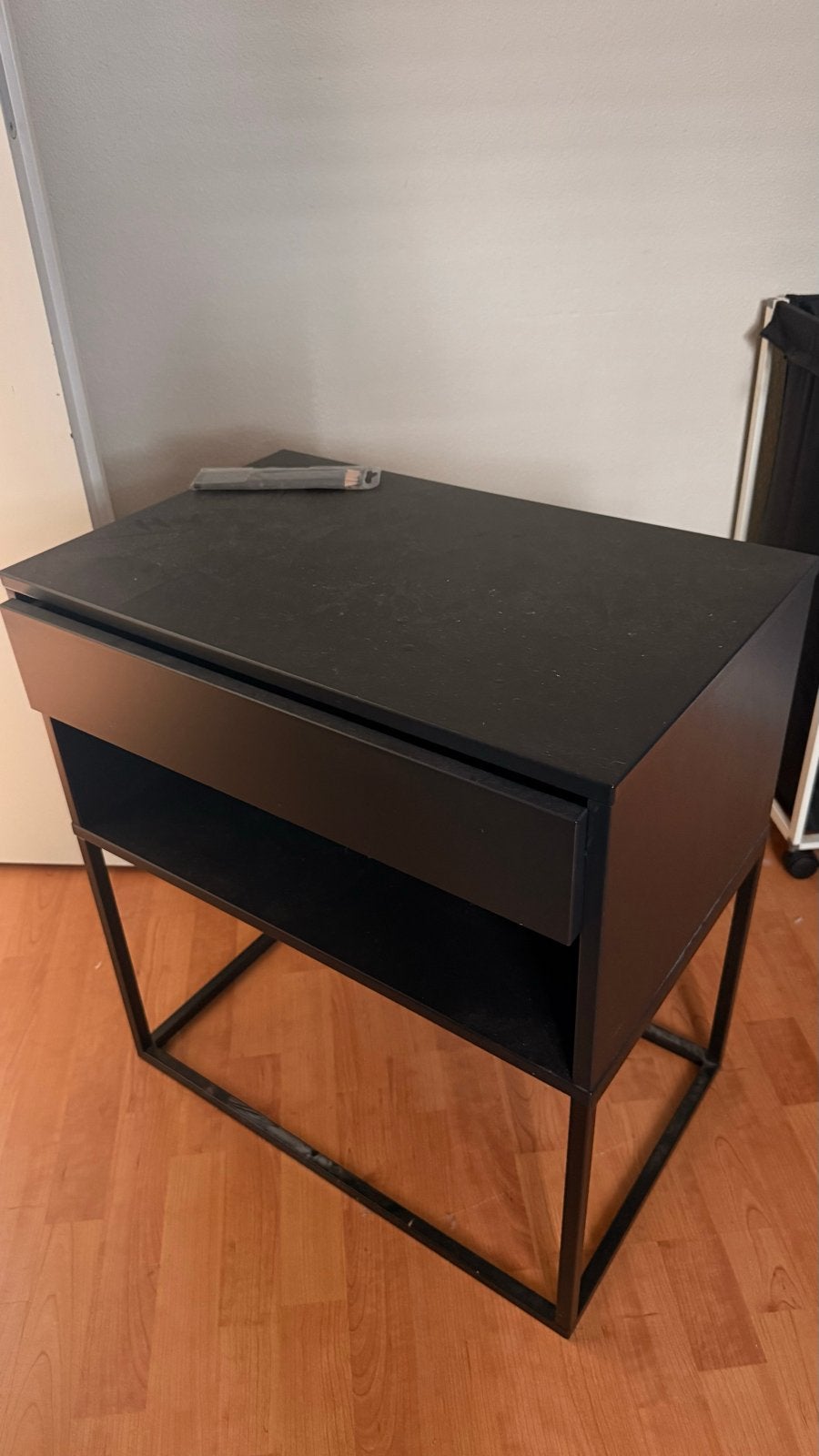 Ikea nachtkastje met lade - Modern en functioneel, Huis en Inrichting, Ophalen, Gebruikt, Minder dan 45 cm, 55 tot 70 cm