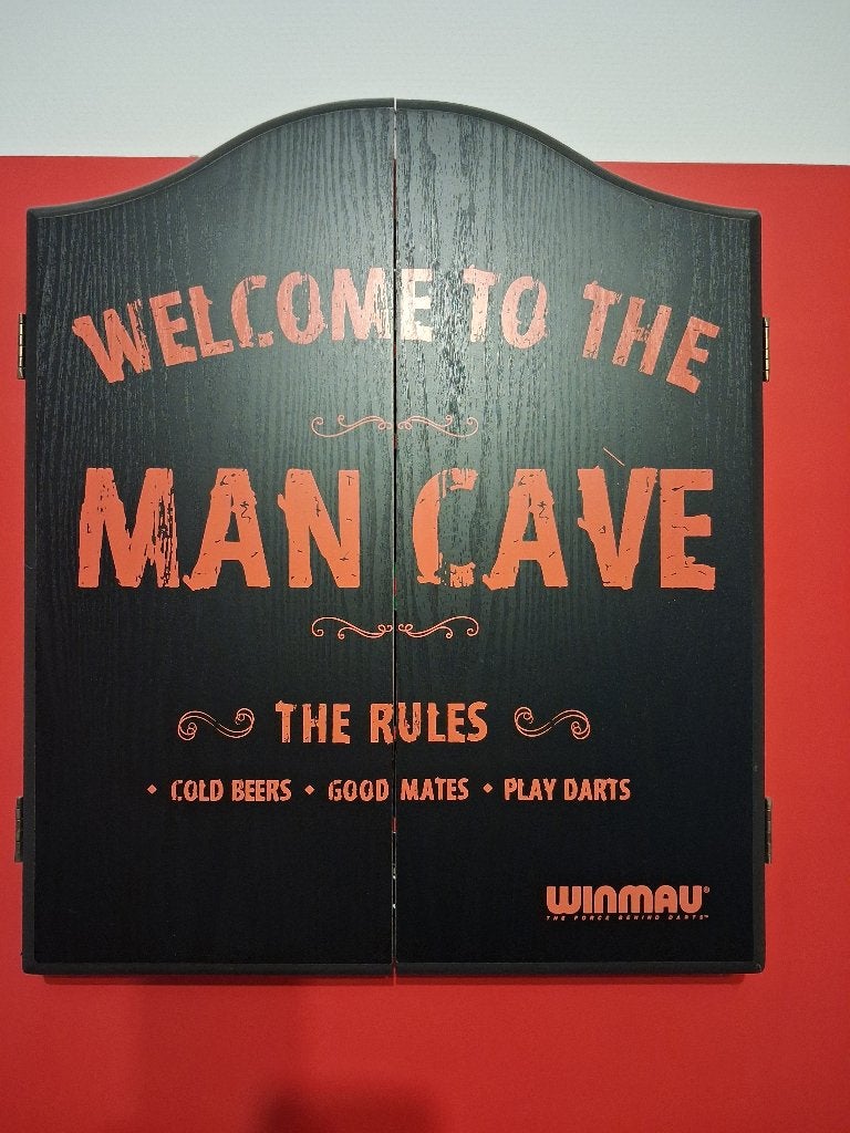Mooie dartkast met bord en dartmat ( nieuw de dartmat ), Ophalen, Zo goed als nieuw